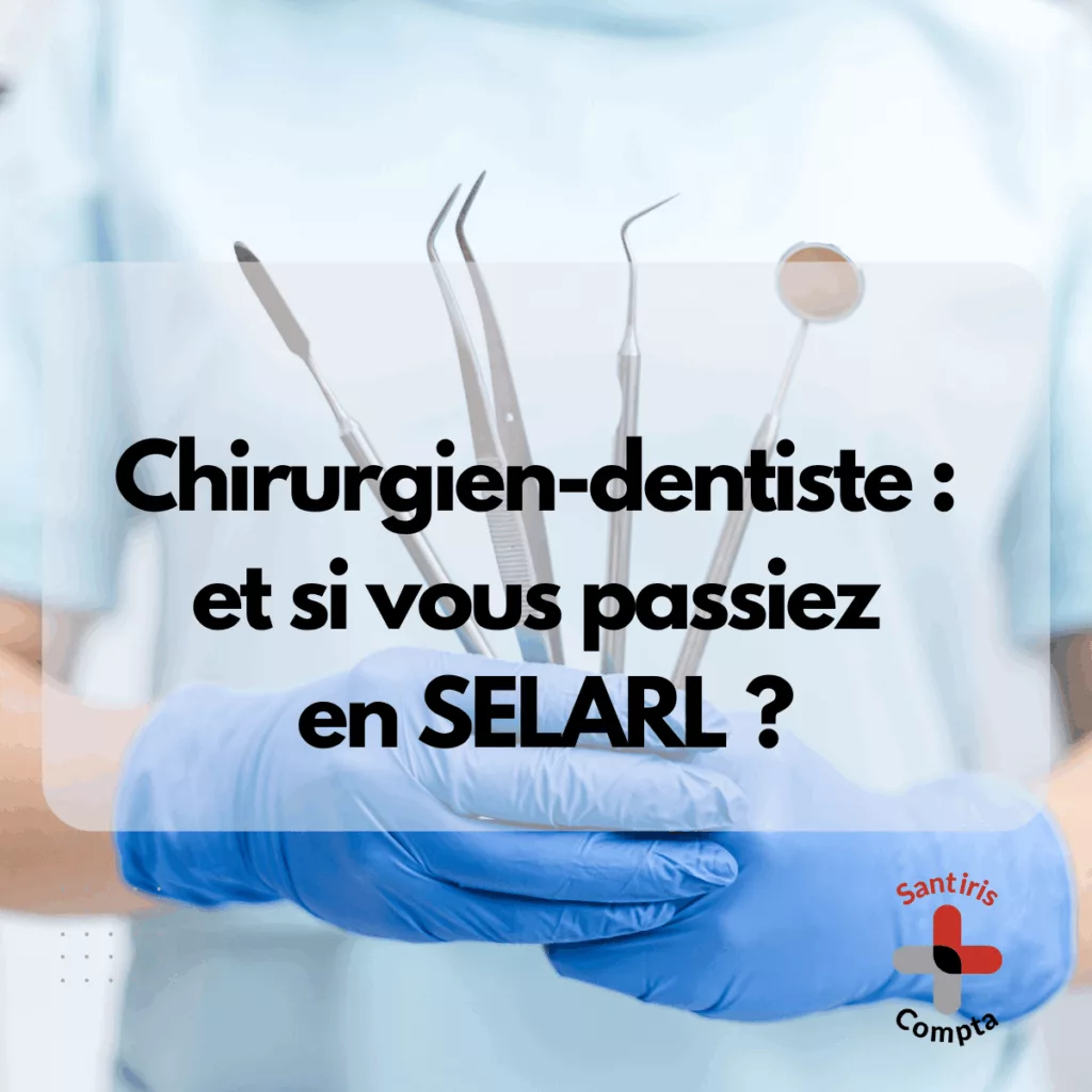 Un chirurgien-dentiste tient des instruments dentaires en main avec des gants bleus. Texte : "Chirurgien-dentiste : et si vous passiez en SELARL ?". Visuel Santiris Compta sur les avantages stratégiques de la SELARL pour les dentistes.
