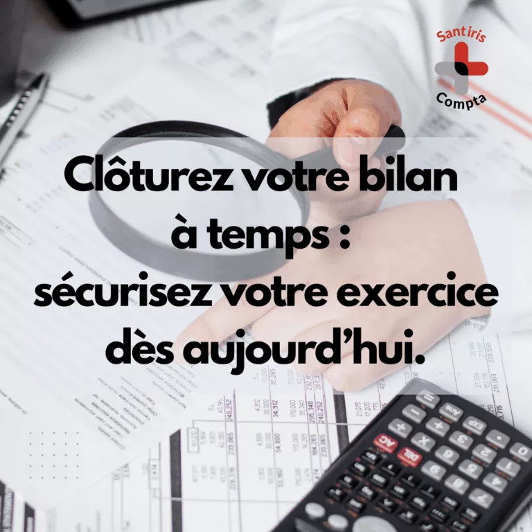 Clôture du bilan comptable pour professions libérales de santé – main tenant une loupe au-dessus de documents financiers, calculatrice et logo Santiris Compta.