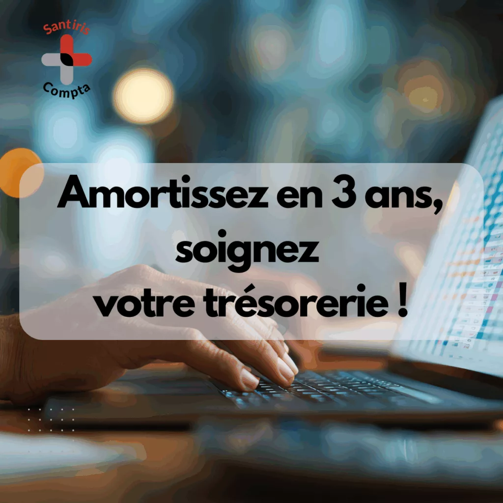 Gros plan sur une main de soignant tapant sur un ordinateur portable ; bande transparente avec le texte « Amortissez en 3 ans, soignez votre trésorerie ! » et logo Santiris Compta en haut à gauche - amortissement équipements numériques pros