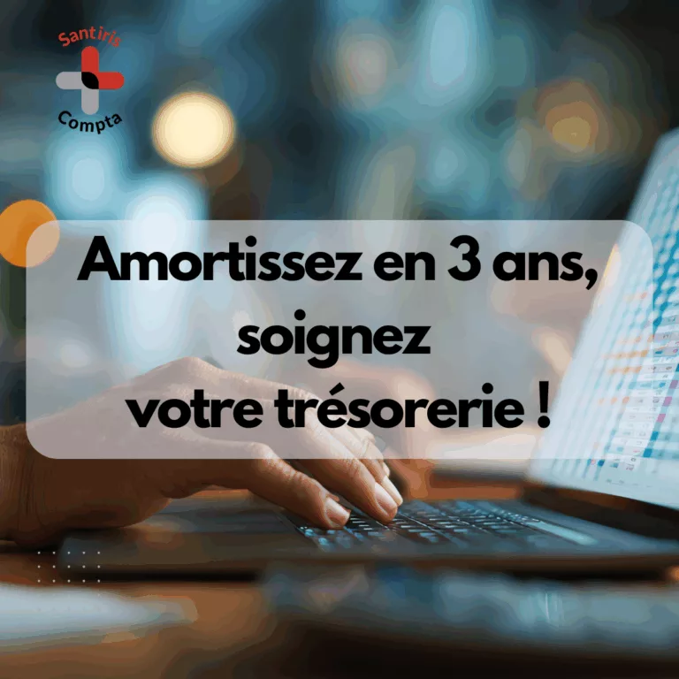 Gros plan sur une main de soignant tapant sur un ordinateur portable ; bande transparente avec le texte « Amortissez en 3 ans, soignez votre trésorerie ! » et logo Santiris Compta en haut à gauche - amortissement équipements numériques pros