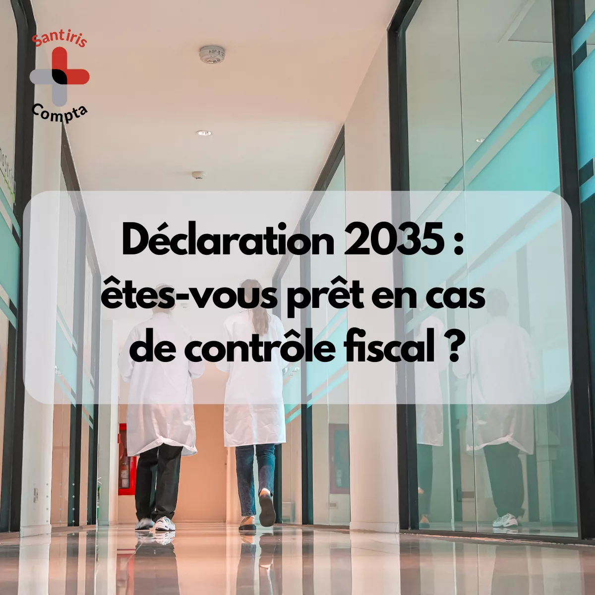 Couloir de cabinet médical avec deux professionnels de santé en blouse, illustrant les enjeux du contrôle fiscal déclaration 2035 et la préparation comptable des professions libérales.